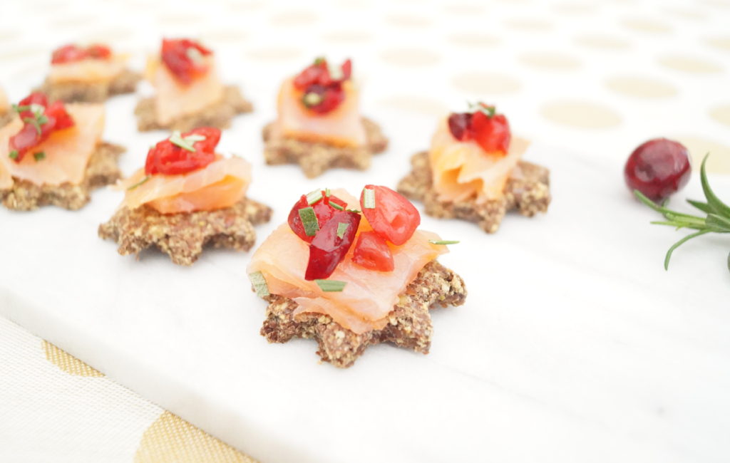 Lijnzaadtoastjes met gerookte zalm en veenbessen 2 Lijnzaadtoastjes met gerookte zalm en veenbessen