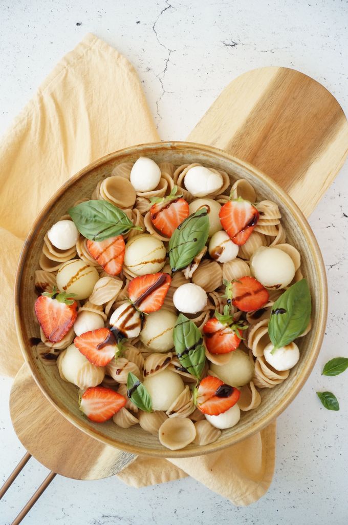 Salade met pasta, aardbeien, meloen, balsamicocrème FODMAP arm
