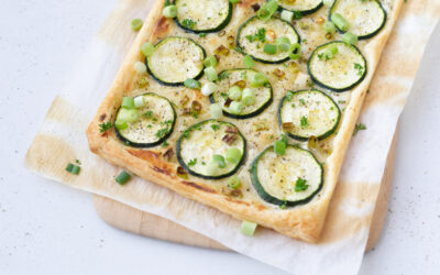 Plaattaart met kruidenkaas, courgette en lente-ui