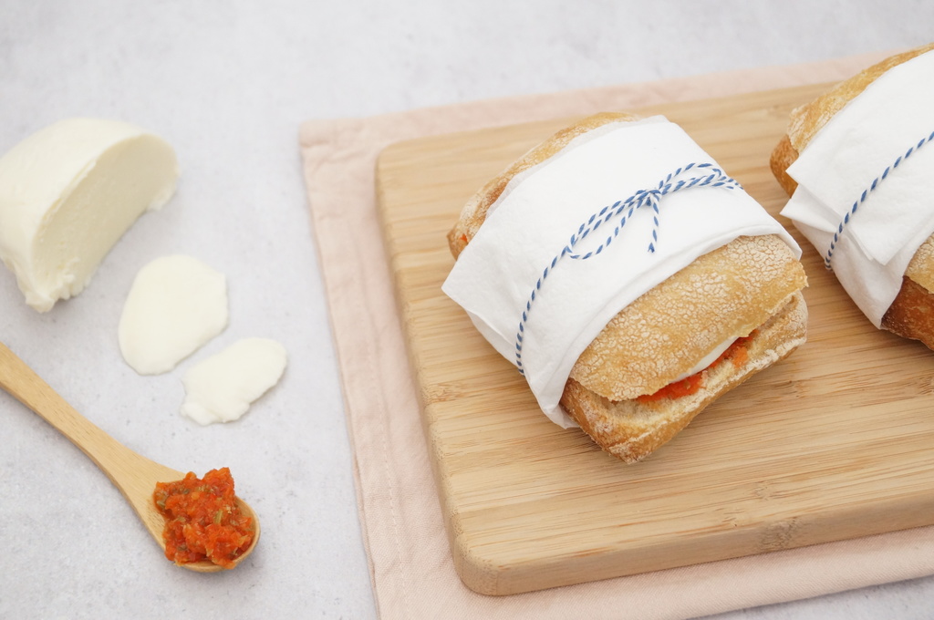 Ciabatta met mozzarella, paprikatapenade en kappertjes Ciabatta met mozzarella, paprikatapenade en kappertjes gezonde low FODMAP lunch