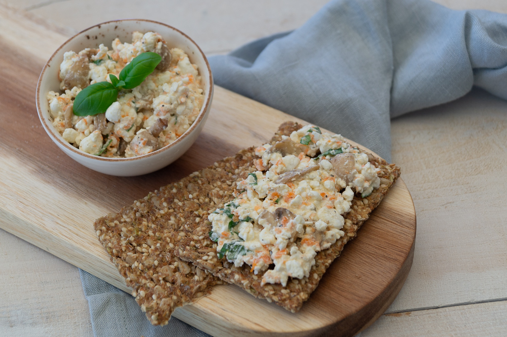 Cottage cheese spread met champignons, wortel en basilicum gezonde vegetarische spread