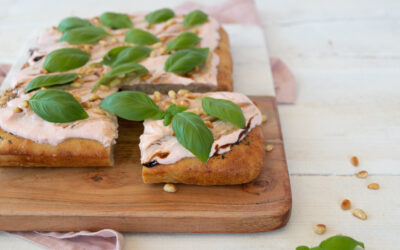 Focaccia met tomatenricottaspread en balsamicocrème (FODMAP-arm)