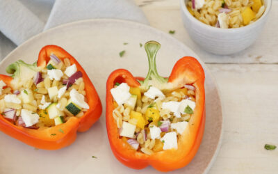 Gevulde paprika met tarwekorrels, courgette, paprika, rode ui en feta