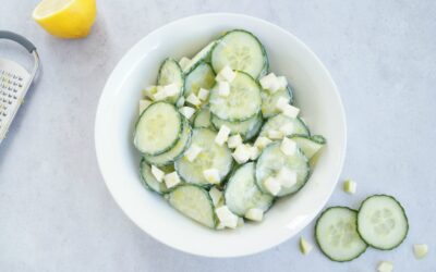 Komkommersalade met appel, yoghurtdressing en citroenzeste