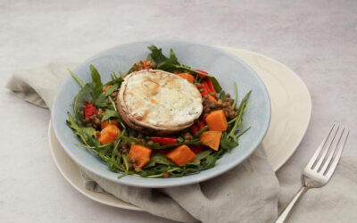 Maaltijdsalade met zoete aardappel, linzen, paprika, rucola en een portobello met ricotta
