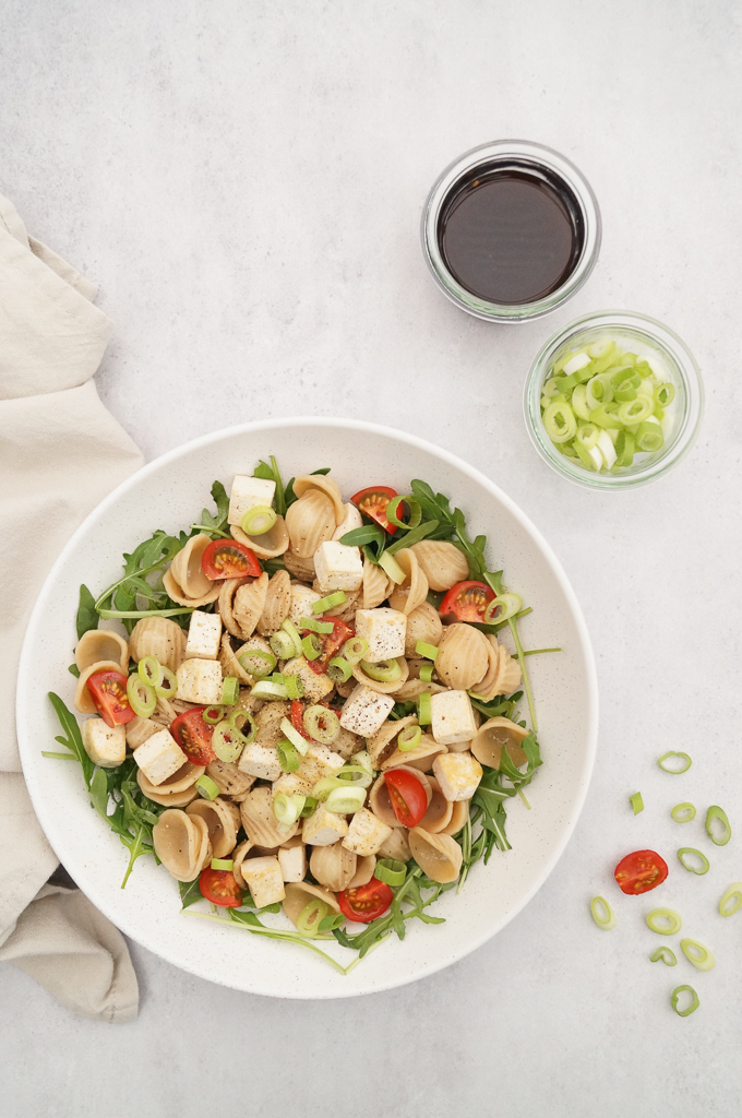 Salade van orechiette met limoen-tofureepjes, sojasaus, rucola en kerstomaatjes Salade van orechiette met limoen-tofureepjes, sojasaus, rucola, lente-ui en kerstomaatjes