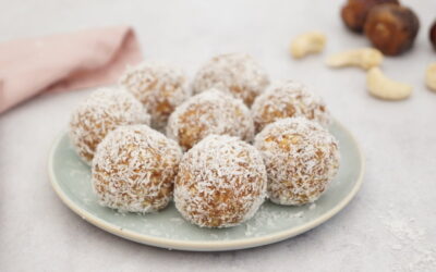 Snackballetjes met dadels, cashewnoten en kokos