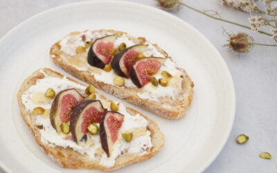 Toast met verse opgeklopte kaas, vijgen, pistachenoten en honing
