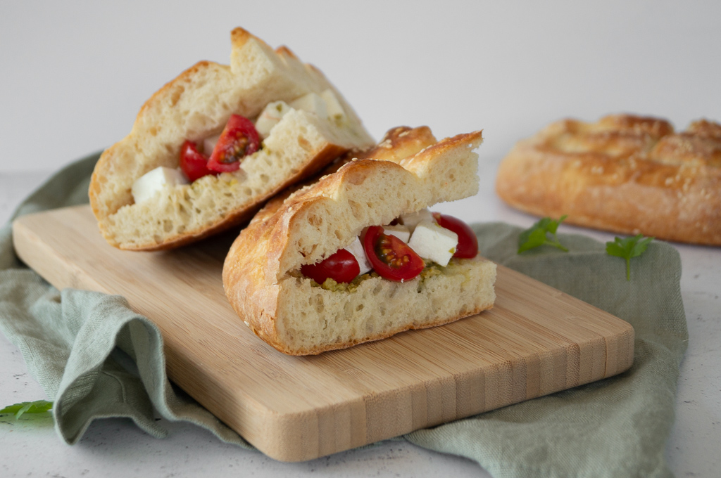 Turks brood met olijventapenade, tomaat en feta gezonde vegetarische lunch