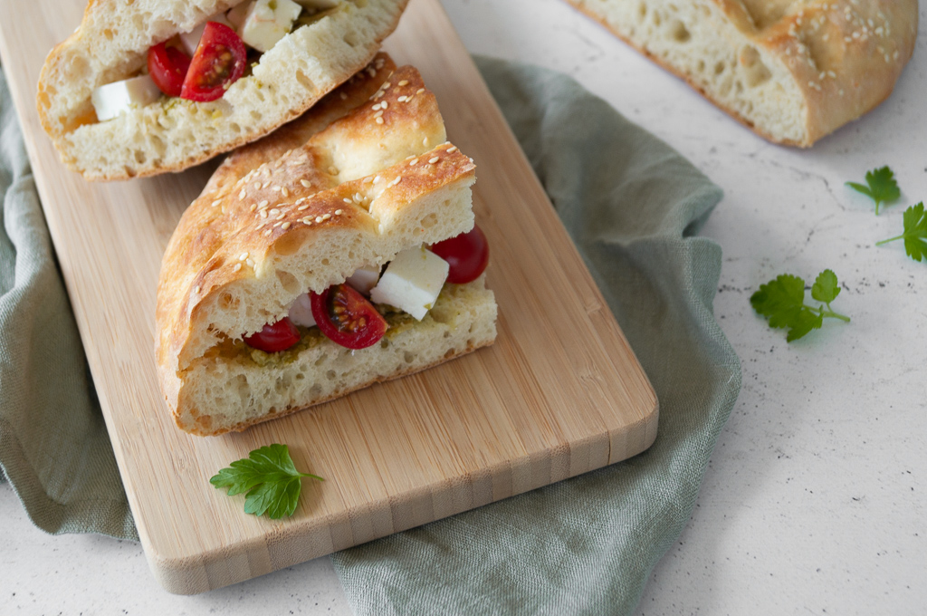 Turks brood met olijventapenade, tomaat en feta gezonde vegetarische lunch