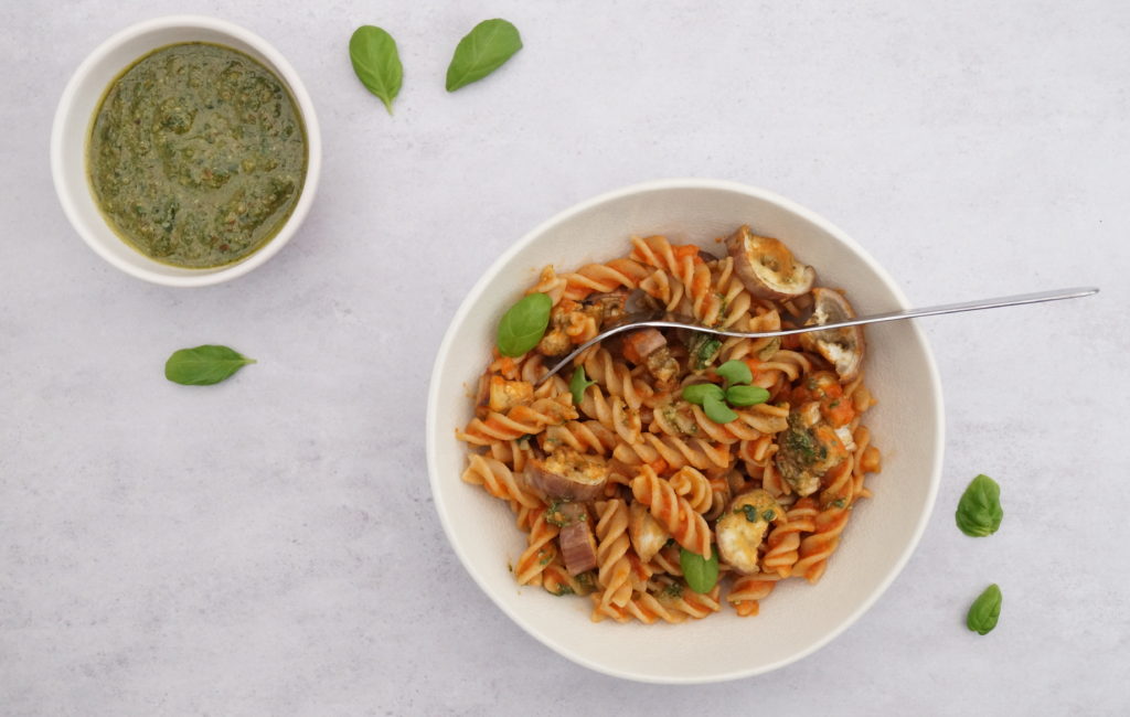 Volkoren fusilli met tomatensaus, pecanpesto en gegrilde aubergine