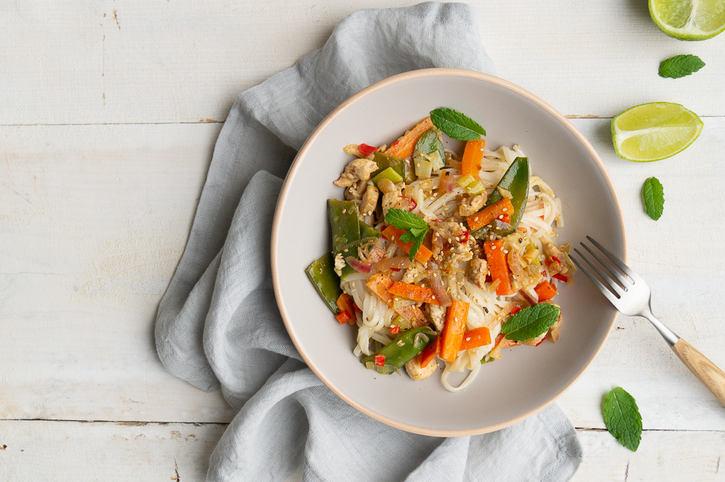 Wok met rijstnoedels en gemarineerde kippenblokjes gezond wokgerecht